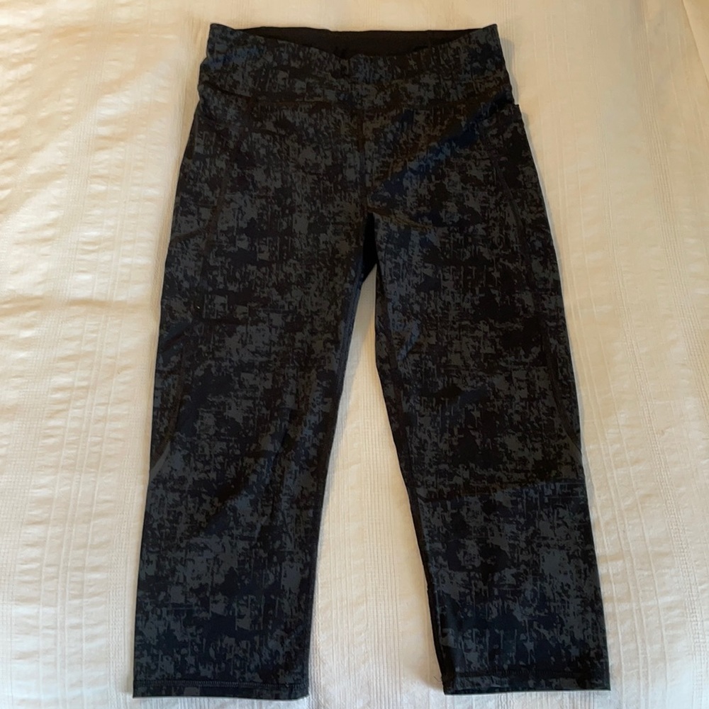 Sweaty Betty cropped workout leggings, size L.